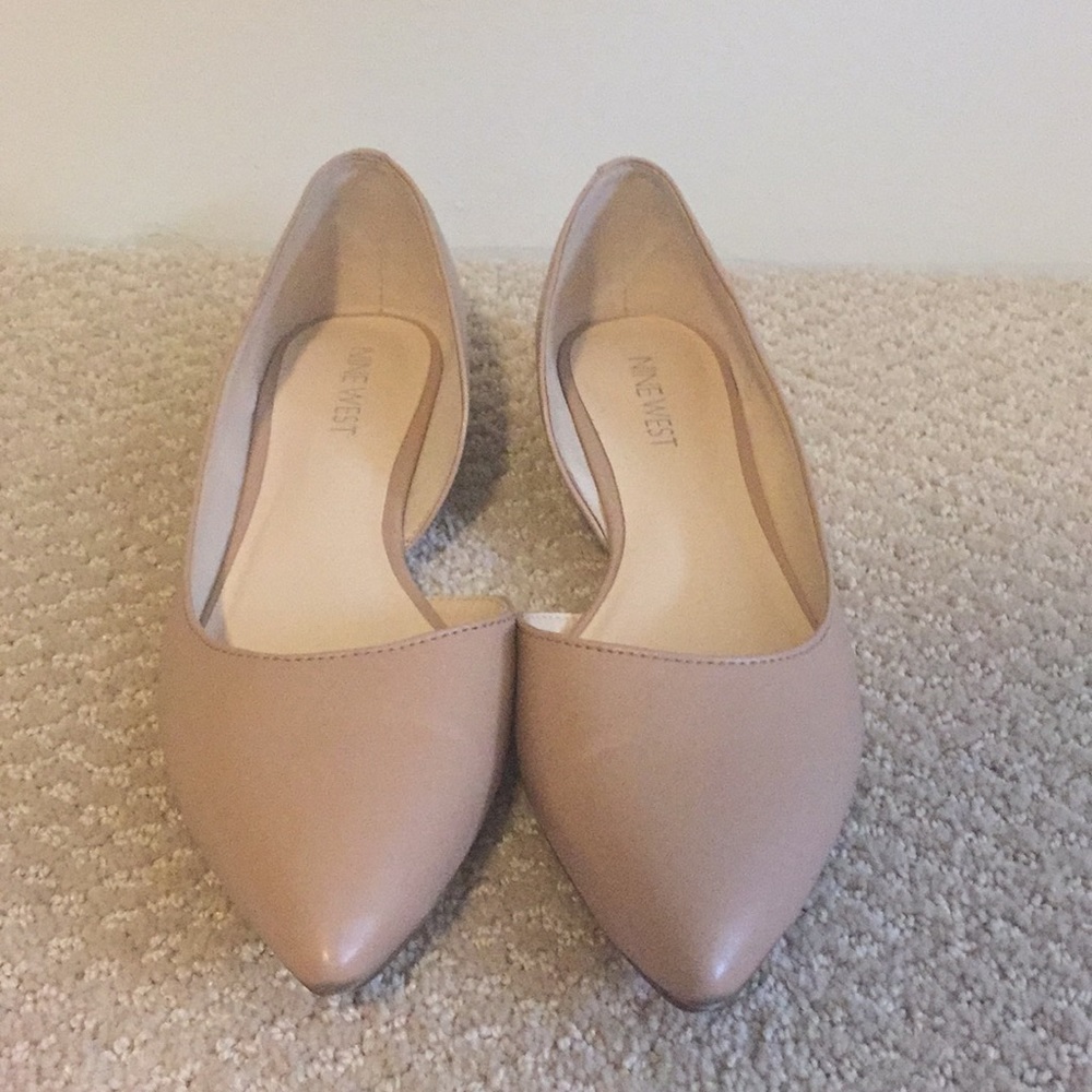 Nude color Nine West flats 💝